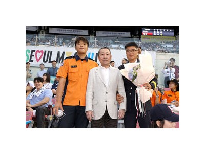 두산 베어스 소방관에게 감사 메시지 전해