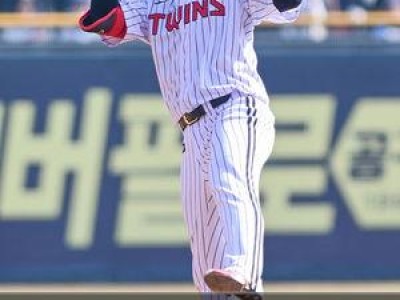 홍창기와 팬들 500만 원 기부 소아암 환우에 전해