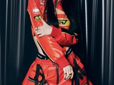 문별 레브로 콘셉트 매력 뽐내