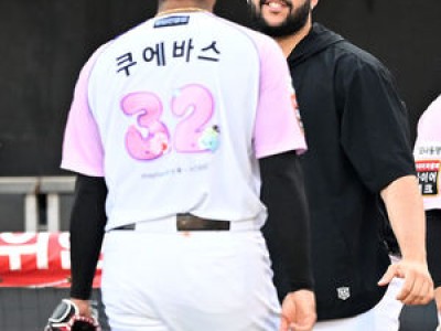 엔마누엘 데 헤이수스 윌리엄 쿠에바스 호투에 춤을 추다